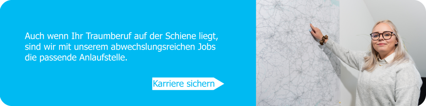 Frau mit Brille zeigt auf eine grafikartige Karten-Darstellung an der Wand.